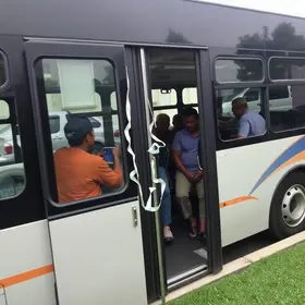 passageiros pulam janela de ônibus