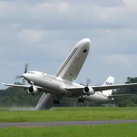avião em pouso de emergência